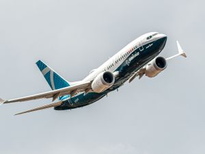 United airlines Boeing 737 loses tire mid-flight