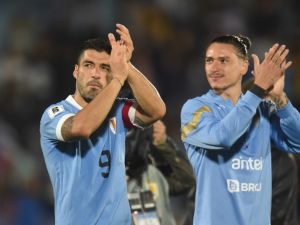 Uruguay's forward Luis Suarez (L) and Uruguay's forward Darwin Nunez acknowledge the crowd at the end of the 2026 FIFA World Cup South American qualification football match between Uruguay and Bolivia at the Centenario Stadium in Montevideo on November 21, 2023. (Photo by DANTE FERNANDEZ / AFP)
