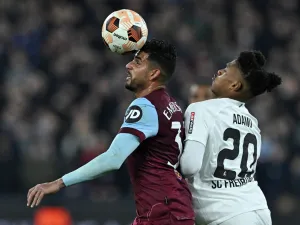 West Ham United's Italian defender #33 Emerson (L) vies with Freiburg's Austrian striker #20 Junior Adamu (R) during the UEFA Europa League group A football match between West Ham United and SC Freiburg at The London Stadium in east London on December 14, 2023. (Photo by Ben Stansall / AFP)