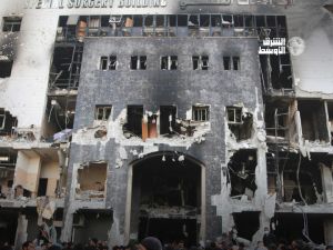 اسرائيل تحرق مجمع الشفاء الطبي- الصورة عن صحيفة الشرق الاسط