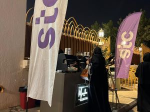 stc تنظم خدمة ضيافة للمصلين خلال العشر الأواخر من رمضان