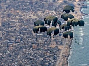 صورة عن موقع وزارة الدفاع البريطانية لمساعدات القيت على غزة