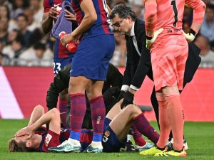 لحظة إصابة دي يونغ في كلاسيكو برشلونة وريال مدريد