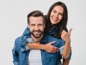 كيف يؤثر الطول على حياتنا الرومانسية والمهنية؟