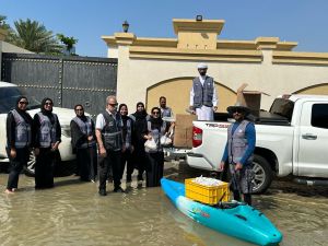 Dubai Customs and "Dubai Charity" Distribute Meals and Food Supplies to Victims of the Rain Event