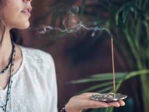 البخور لجذب الحب: ما هو النوع الذي يجب أن تستخدمه؟