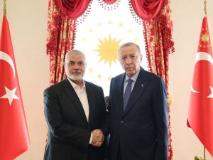الرئيس التركي رجب طيب أردوغان يصافح إسماعيل هنية 