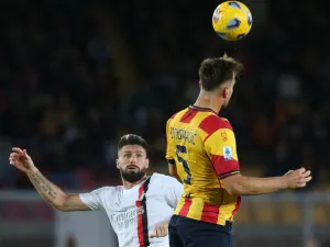 AC Milan's French forward #09 Olivier Giroud (L) fights for the ball with Lecce's Croatian defender #05 Marin Pongracic during the Italian Serie A football match between Lecce and AC Milan at the Ettore Giardiniero stadium in Lecce, on November 11, 2023. (Photo by Carlo Hermann / AFP)