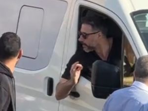 الفنان أحمد السعدني يستقل السيارة التي تحمل جثمان والده 