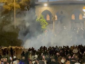 إطلاق قنابل الغاز المسيلة للدموع، على المتظاهرين داخل باحات المسجد الأقصى