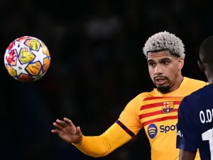 Barcelona's Uruguayan defender #04 Ronald Araujo watches the ball during the UEFA Champions League quarter final first leg football match between Paris Saint-Germain (PSG) and FC Barcelona at the Parc des Princes stadium in Paris on April 10, 2024. (Photo by Miguel MEDINA / AFP)