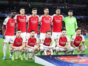 Arsenal players pose for team photo prior to the UEFA Champions League last 16 second leg football match between Arsenal and Porto FC at the Arsenal Stadium in north London, on March 12, 2024. (Photo by Adrian DENNIS / AFP)