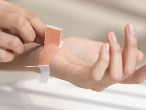 طبيب البوابة: هل الضمادات تسبب السرطان وتلف الكبد؟