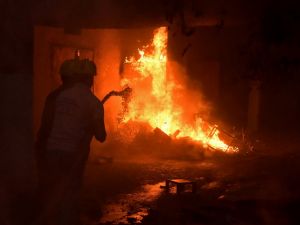 أظهرت لقطات فيديو مأخوذة من قناة "فوكس نيوز ديجيتال" مدى الدمار الهائل الذي خلّفه الحريق الضخم
