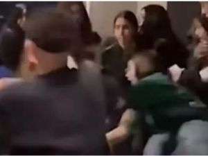 يظهر الفيديو مجموعة من الفتيات وهنَّ يتشاجرن مع بعضهن وسط تواجد كثيف داخل المقهى