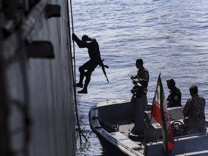 عناصر من قوات البحرية الإيرانية يصعدون على متن إحدى السفن / أرشيفية