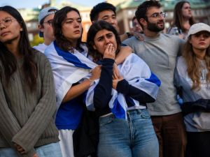 يشارك طلاب جامعة كولومبيا في مسيرة ووقفة احتجاجية لدعم إسرائيل ردًا على مسيرة طلابية مجاورة لدعم فلسطين في الجامعة