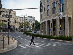 رجل يهودي يعبر شارعا خاليا من المارة في القدس بعد الهجوم الإيراني