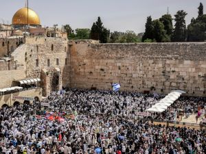 عشرات آلاف المستوطنين يؤدون الطقوس الدينية في ساحة حائط البراق