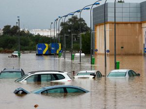 وصل عدد الوفيات إلى 19 شخصا على الأقل، بما في ذلك طلاب مدارس بسبب منخفض المطير
