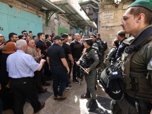 جنود اسرائيليون يحيطون بمصلين فلسطينيين خلال خروجهم من المسجد الأقصى