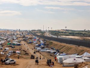 خيم للنازحين الفلسطينيين في منطقة رفح الحدودية مع مصر