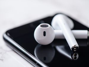 نظرة مفصلّة إلى سماعات HUAWEI FreeClip الجديدة: ما الذي يجعل من التصميم المقوّس C-bridge ميّزة مبتكرة حقًا؟ 