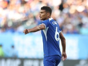Thiago Silva #6 of Chelsea directs his team during the first half of the pre season friendly match against the Brighton & Hove Albion at Lincoln Financial Field on July 22, 2023 in Philadelphia, Pennsylvania. Tim Nwachukwu/Getty Images/AFP (Photo by Tim Nwachukwu / GETTY IMAGES NORTH AMERICA / Getty Images via AFP)