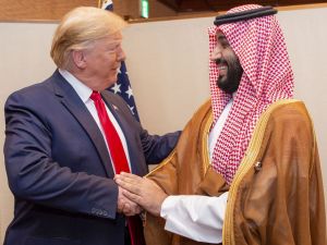 الرئيس الأمريكي السابق دونالد ترامب يصافح ولي العهد السعودي الأمير محمد بن سلمان