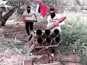 مقاومون فلسطينيون يرتدون قمصان نادي الزمالك 
