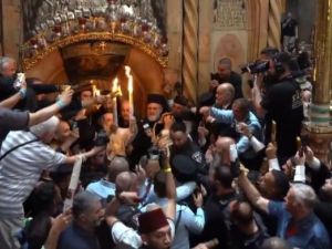 النار المقدسة، كما يصفها المسيحيون الأرثوذكس على أنها معجزة تحدث كل عام في كنيسة القيامة بالقدس