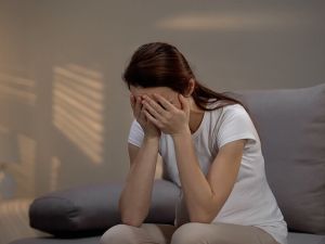 تفسير حلم البكاء والقهر في المنام للعزباء وللمتزوجة وللمطلقة بالتفصيل