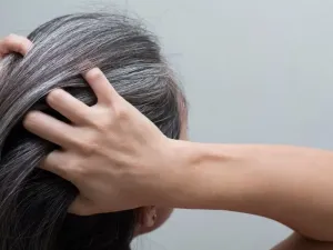 تفسير حلم الشيب في الشعر للعزباء وللمتزوجة وللمطلقة بالتفصيل