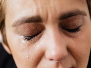 تفسير حلم بكاء الام على ابنتها في المنام