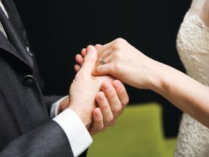 تفسير حلم زواج المتزوجة من غير زوجها وهي حامل