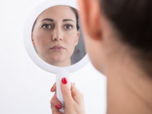 تفسير حلم ظهور الشعر في الوجه للعزباء وللمتزوجة وللحامل بالتفصيل