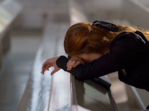 تفسير حلم موت شخص حي اعرفه للعزباء وللمتزوجة وللمطلقة