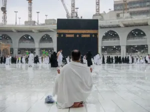 تفسير حلم نزول المطر في مكة للعزباء وللمتزوجة وللمطلقة