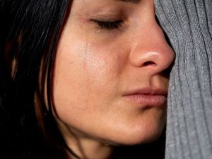 تفسير رؤية الأم تبكي في المنام بالتفصيل لكبار المفسرين