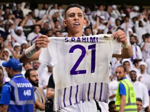 سفيان رحيمي يقود العين للقب (Photo by Giuseppe CACACE / AFP)