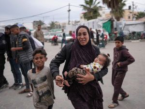 فلسطينية تهرع للمشفى بحثا عن ذويها