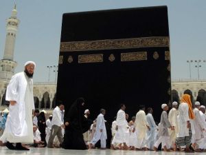 ما تفسير البكاء عند الكعبة في المنام للعزباء وللمتزوجة وللمطلقة