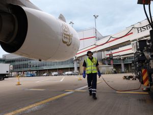 Emirates begins operating with SAF at London Heathrow Airport