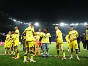 Borussia Dortmund's players celebrate their victory at the end of their UEFA Champions League semi-final second leg football match against Paris Saint-Germain (PSG) at the Parc des Princes stadium in Paris on May 7, 2024. (Photo by FRANCK FIFE  AFP)