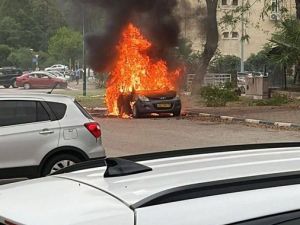 احتراق مركبة في كريات شمونة بعد سقوط صاروخ أطلقه حزب الله
