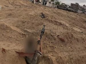 لحظة خروج مجاهد قسامي من نفق هجومي قبل استهداف دبابة ميركافاه إسرائيلية