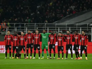 AC Milan's players stand in a line prior to the Italian Serie A football match between AC Milan and Inter Milan at the San Siro Stadium in Milan on April 22, 2024. (Photo by GABRIEL BOUYS / AFP)