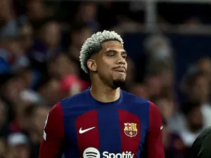 Barcelona's Uruguayan defender #04 Ronald Araujo leaves the pitch after receiving a red card during the UEFA Champions League quarter-final second leg football match between FC Barcelona and Paris SG at the Estadi Olimpic Lluis Companys in Barcelona on April 16, 2024. (Photo by FRANCK FIFE / AFP)