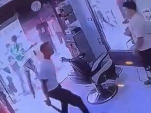 بلطجي يهاجم أشخاصا في أحد محال الحلاقة بمحافظة الاسماعيلية