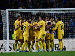 Barcelona's Uruguayan defender #04 Ronald Araujo (L) and teammates celebrate victory at the end of the Spanish league football match between Real Sociedad and FC Barcelona at the Anoeta stadium in San Sebastian on November 4, 2023. Barcelona won 0-1. (Photo by ANDER GILLENEA / AFP)